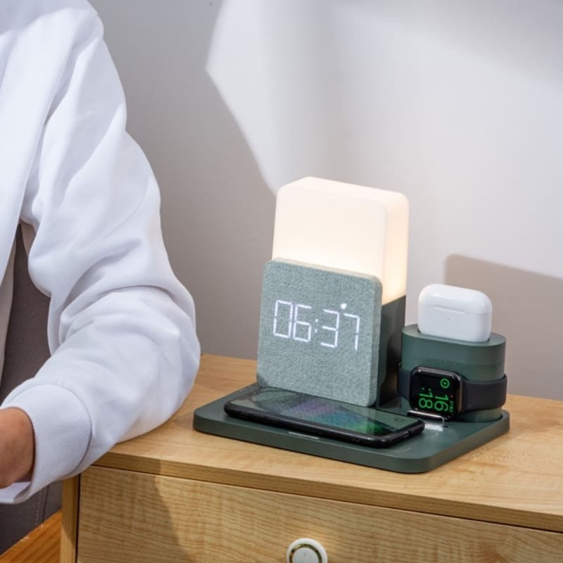 Carregador por Indução Luminária de Mesa e Despertador Castiliani, ideal para quartos com design moderno e funcionalidade prática