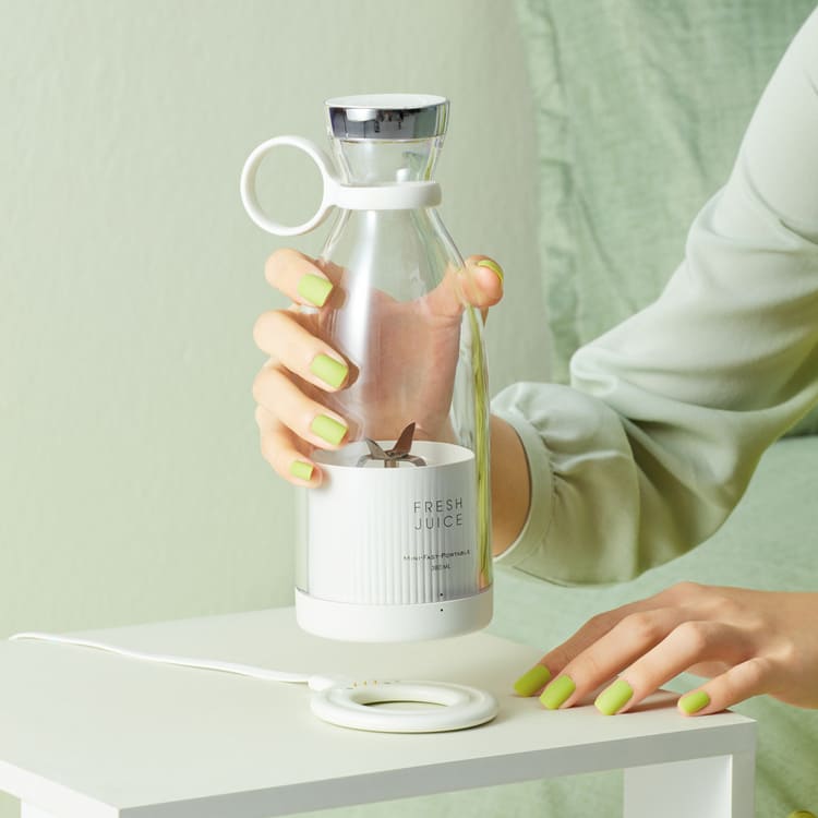 Liquidificador Portátil e Mixer Sem Fio Castiliani, ideal para misturar e preparar bebidas com praticidade e versatilidade