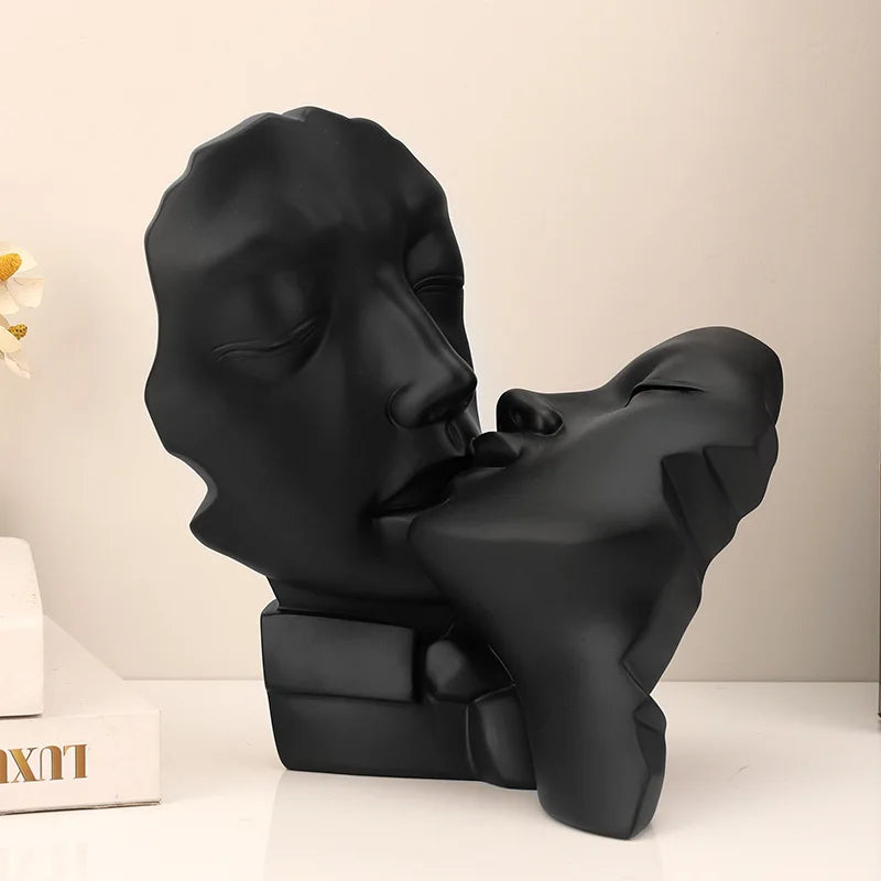 Escultura Decorativa de Mesa em Resina Casal Castiliani, peça moderna e sofisticada para decoração de ambientes.