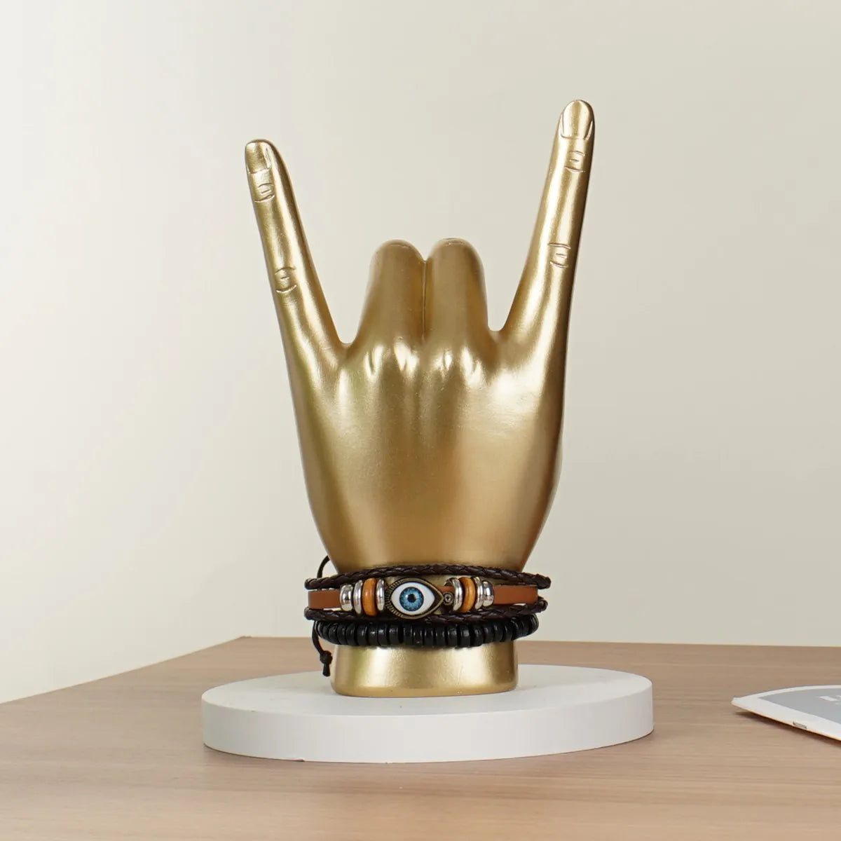 Escultura de Mãos Rock Decoração Moderna Castiliani, arte em resina dourada para amantes do rock e decoração estilosa.