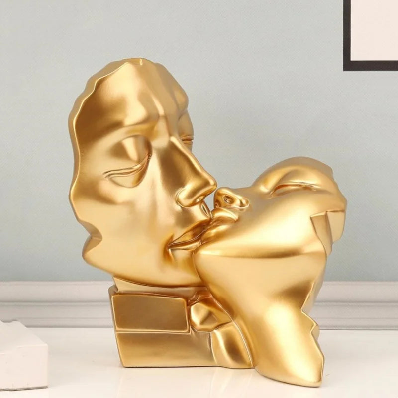 Escultura Decorativa de Mesa em Resina Casal Castiliani, peça moderna e sofisticada para decoração de ambientes.

