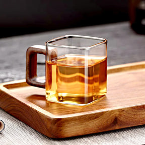Caneca de Café de Vidro com Alça de Madeira Castiliani em fundo branco






