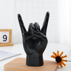 Escultura de Mãos Rock Decoração Moderna Castiliani, arte em resina dourada para amantes do rock e decoração estilosa.

