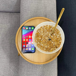 Bandeja de Bambu para Braço do Sofá Castiliani, prática e ideal para espaços compactos.

