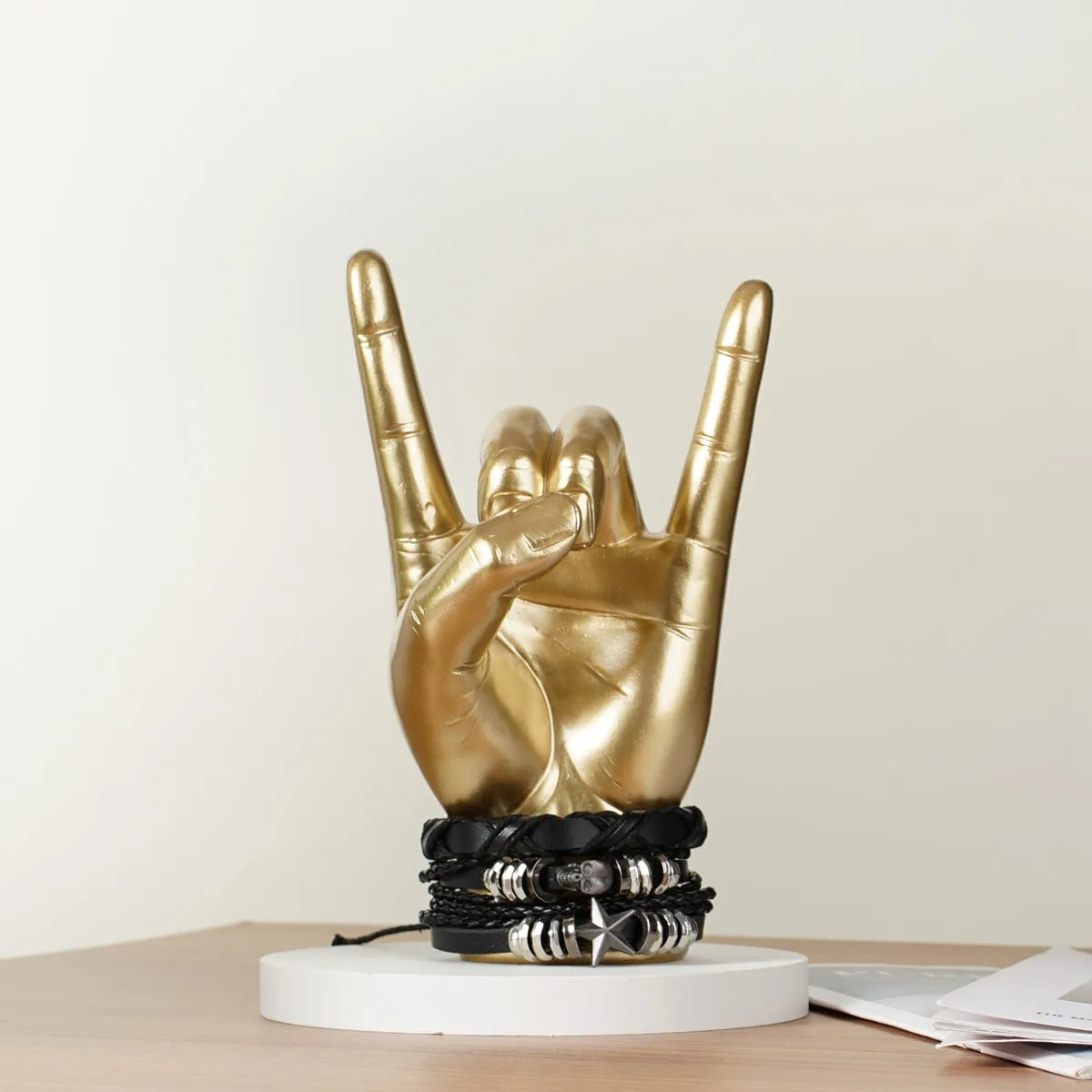 Escultura de Mãos Rock Decoração Moderna Castiliani, arte em resina dourada para amantes do rock e decoração estilosa.

