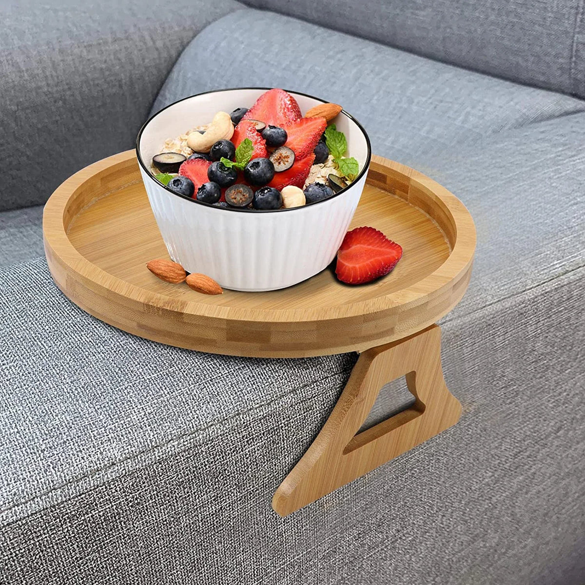 Bandeja de Bambu para Braço do Sofá Castiliani, prática e ideal para espaços compactos.

